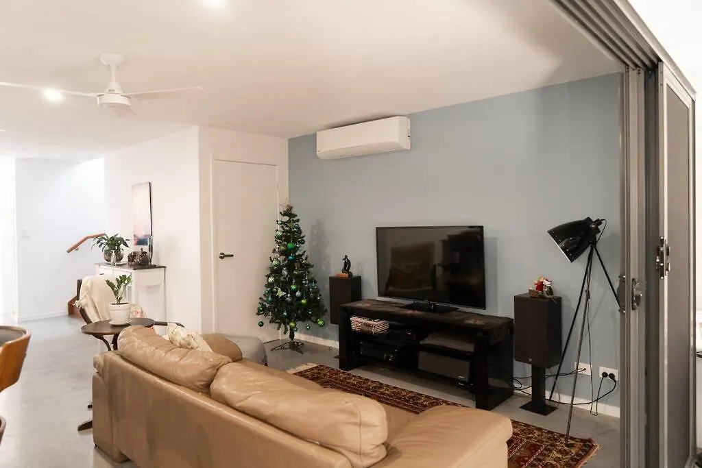 Dom wakacyjny Modern Palm Beach Getaway To Suit Whole Family Gold Coast