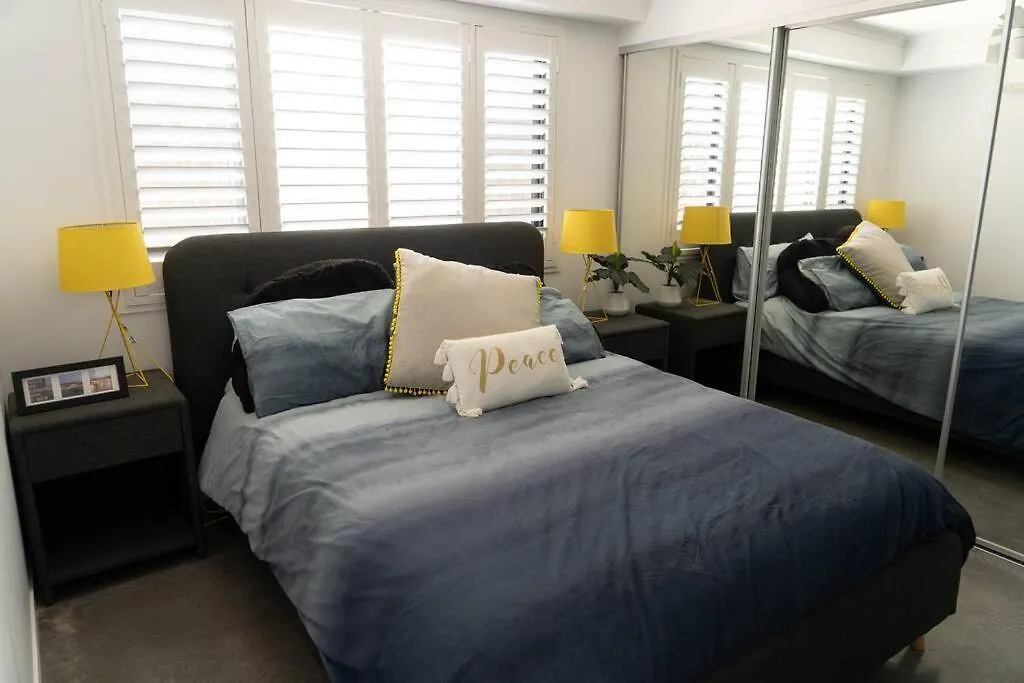 Dom wakacyjny Modern Palm Beach Getaway To Suit Whole Family Gold Coast Australia