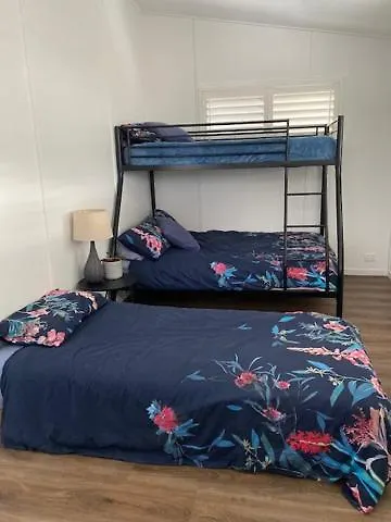 Dom wakacyjny Modern Palm Beach Getaway To Suit Whole Family Gold Coast Australia
