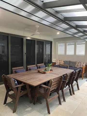 Dom wakacyjny Modern Palm Beach Getaway To Suit Whole Family Gold Coast