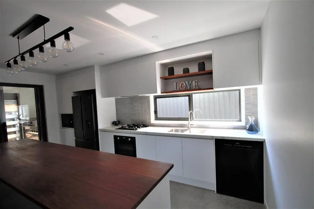 Modern Palm Beach Getaway To Suit Whole Family Gold Coast Dom wakacyjny